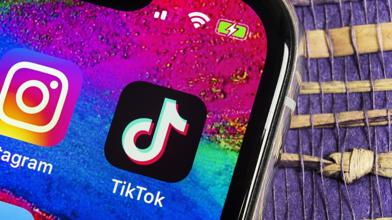 TikTok testa la possibilità di postare episodi interi di podcast thumbnail
