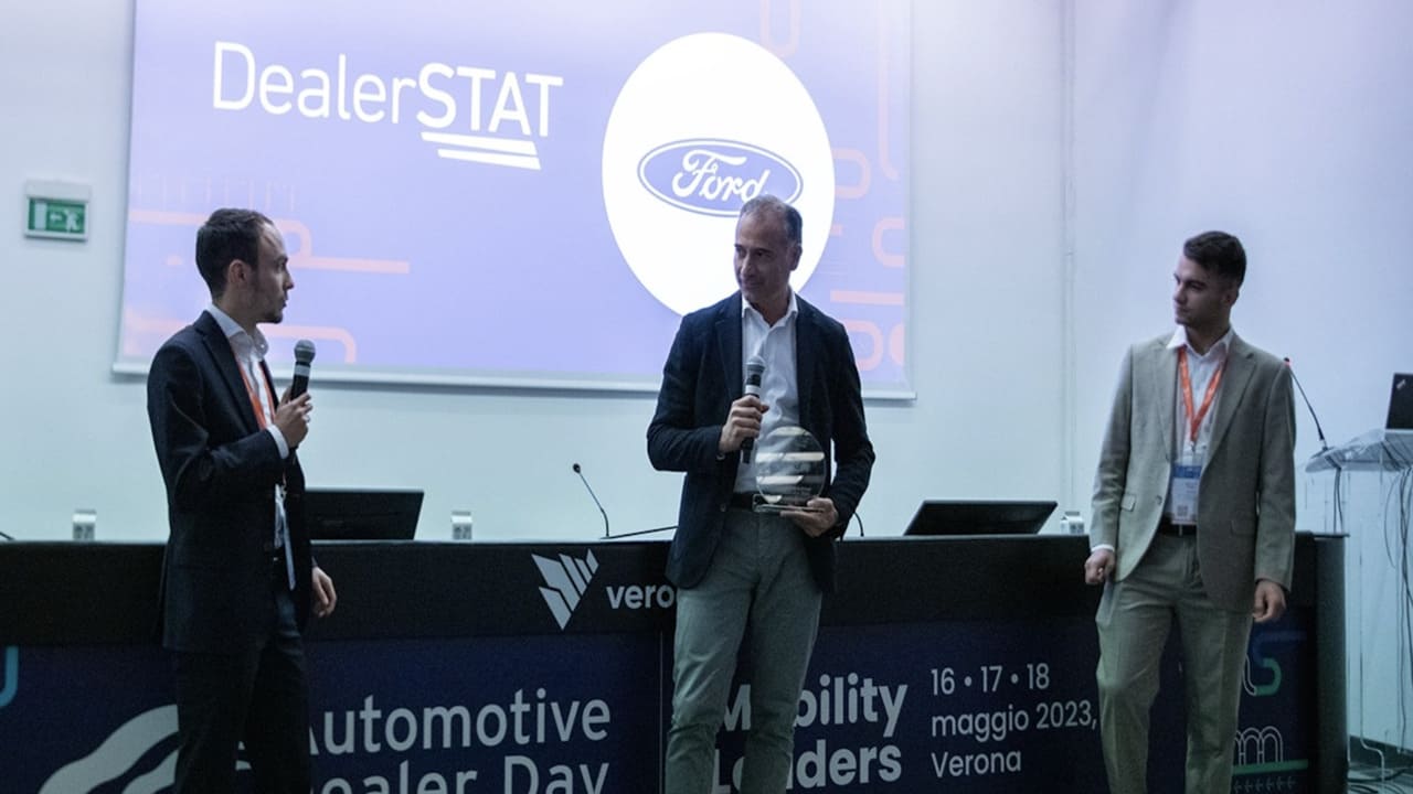 Ford Pro vince il premio DealerSTAT 2023: è il brand più apprezzato tra i dealer di veicoli in Italia thumbnail
