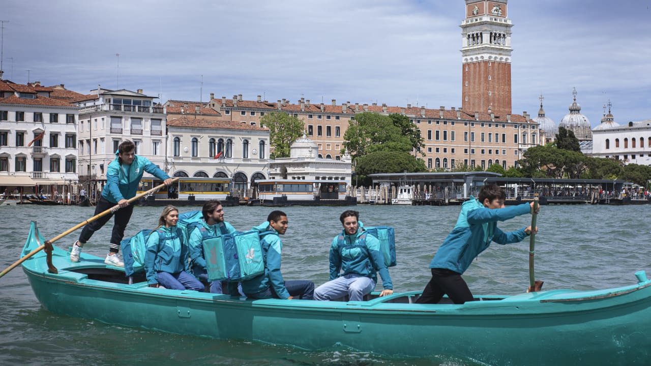Deliveroo arriva a Venezia: la piattaforma leader del food delivery cresce in Italia thumbnail
