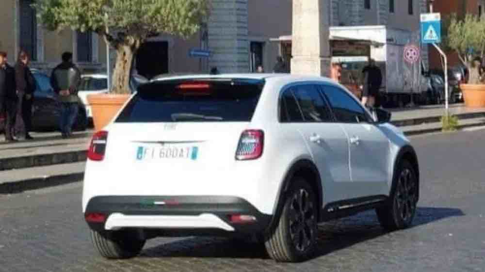 Fiat 600, il B-SUV avvistato a Roma scatena i social, fonte Cochespias