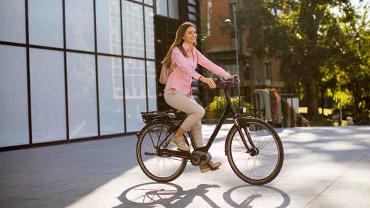 Ha ancora senso parlare di e-bike per le donne? Tra trovate pubblicitarie infelici, ecco tutti i falsi miti thumbnail