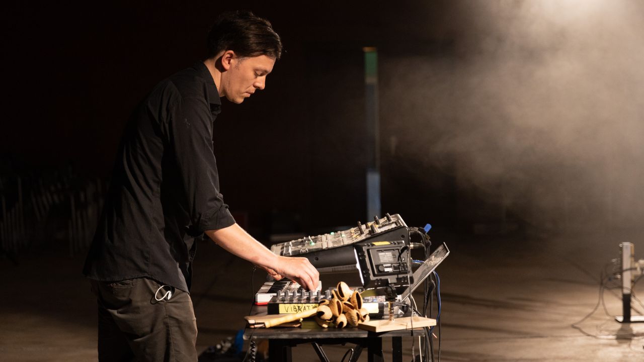 Moritz Simon Geist: il media-artist che fa suonare i robot al Museo Nazionale Scienza e Tecnologia thumbnail
