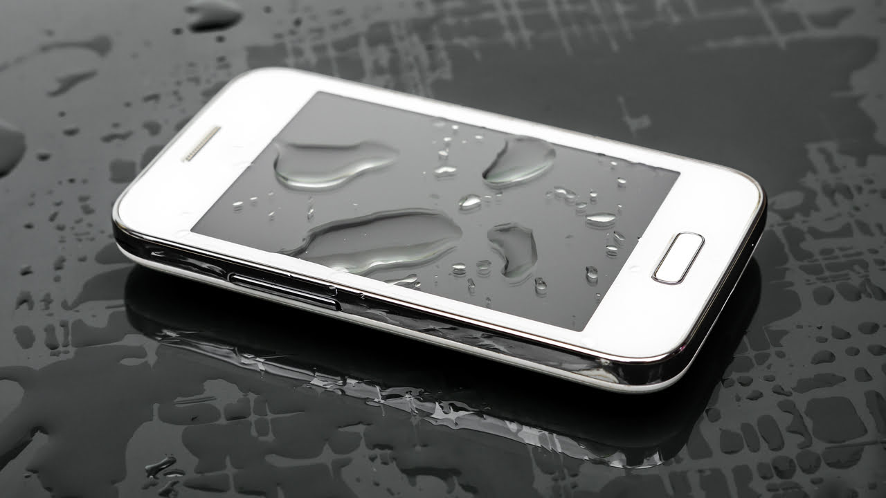 Smartphone vs acqua: i consigli di CertiDeal per evitare incidenti durante le vacanze thumbnail