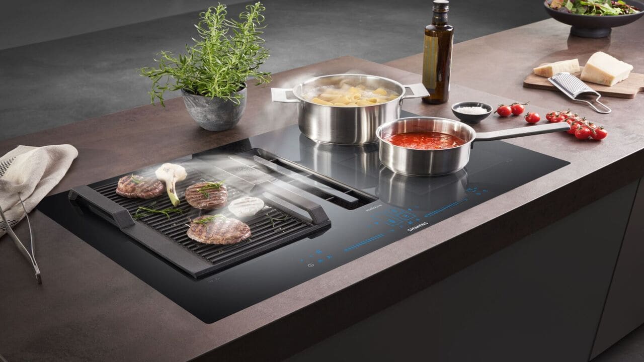 La cucina a induzione dei piani iQ700 Siemens studioLine tra efficienza e design thumbnail