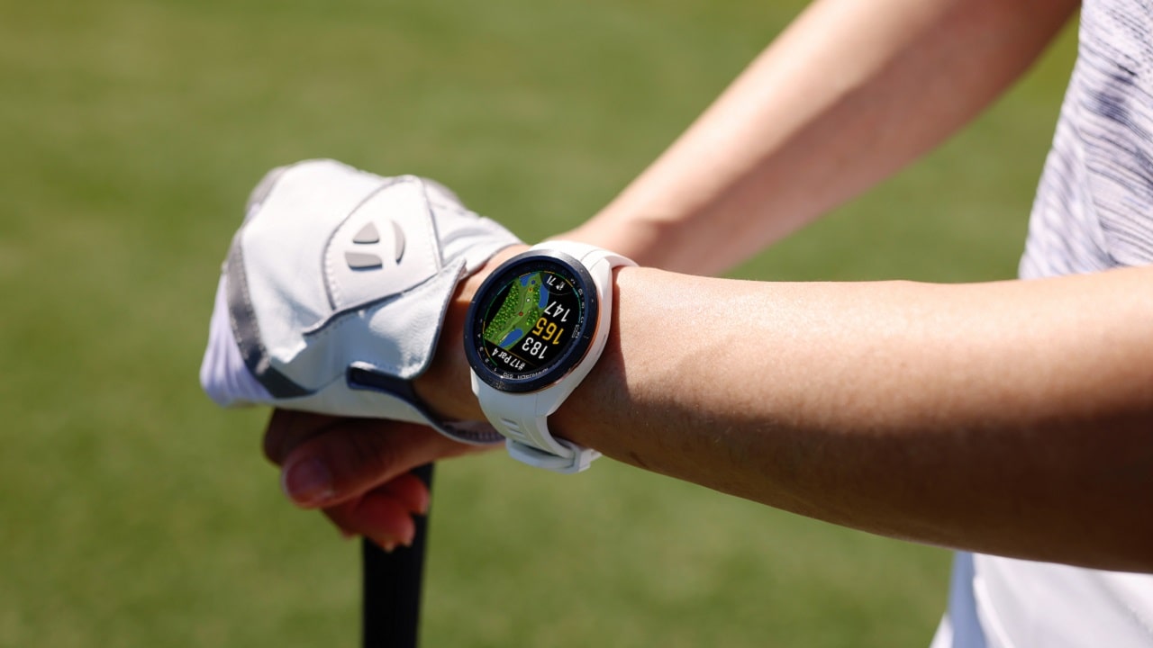 Sul green con Garmin Approach S70, lo smartwatch per il golf thumbnail