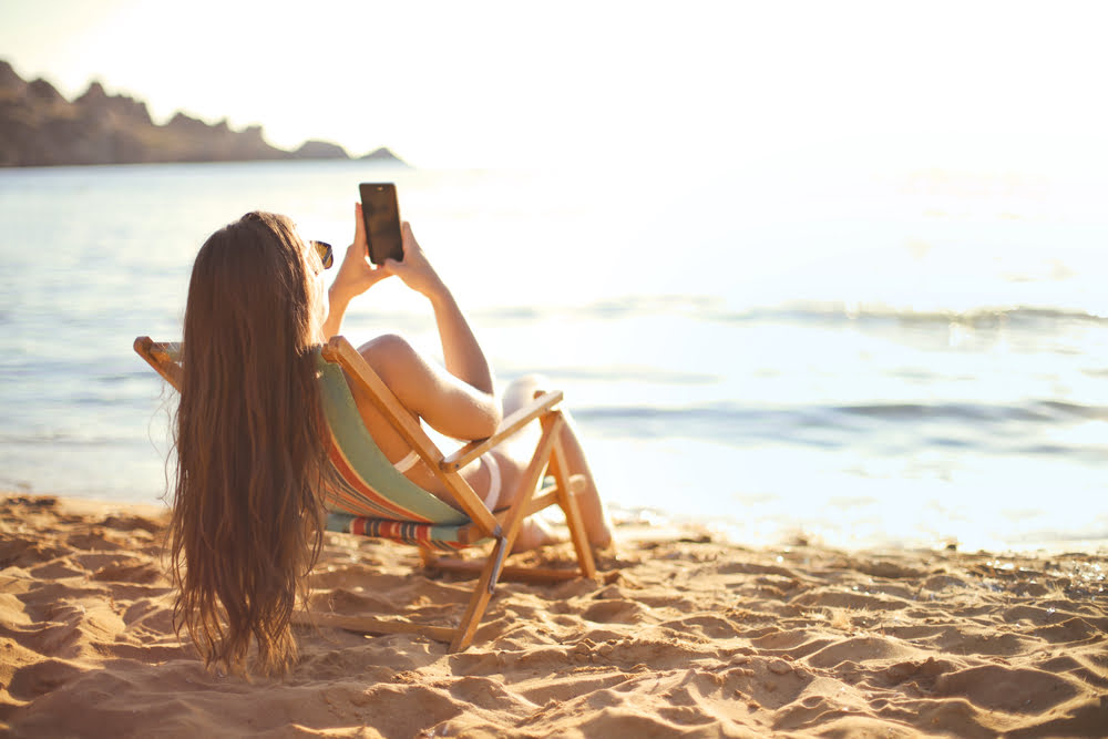 smartphone in spiaggia