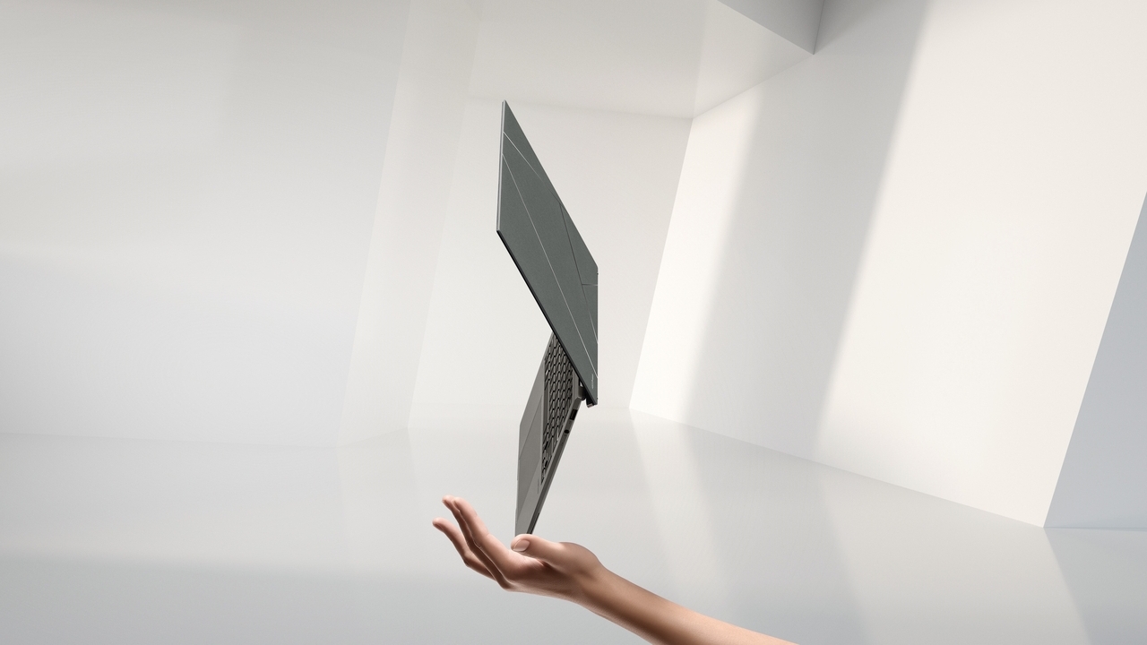 Asus Zenbook S13 OLED è il portatile più sottile ed ecologico di sempre thumbnail