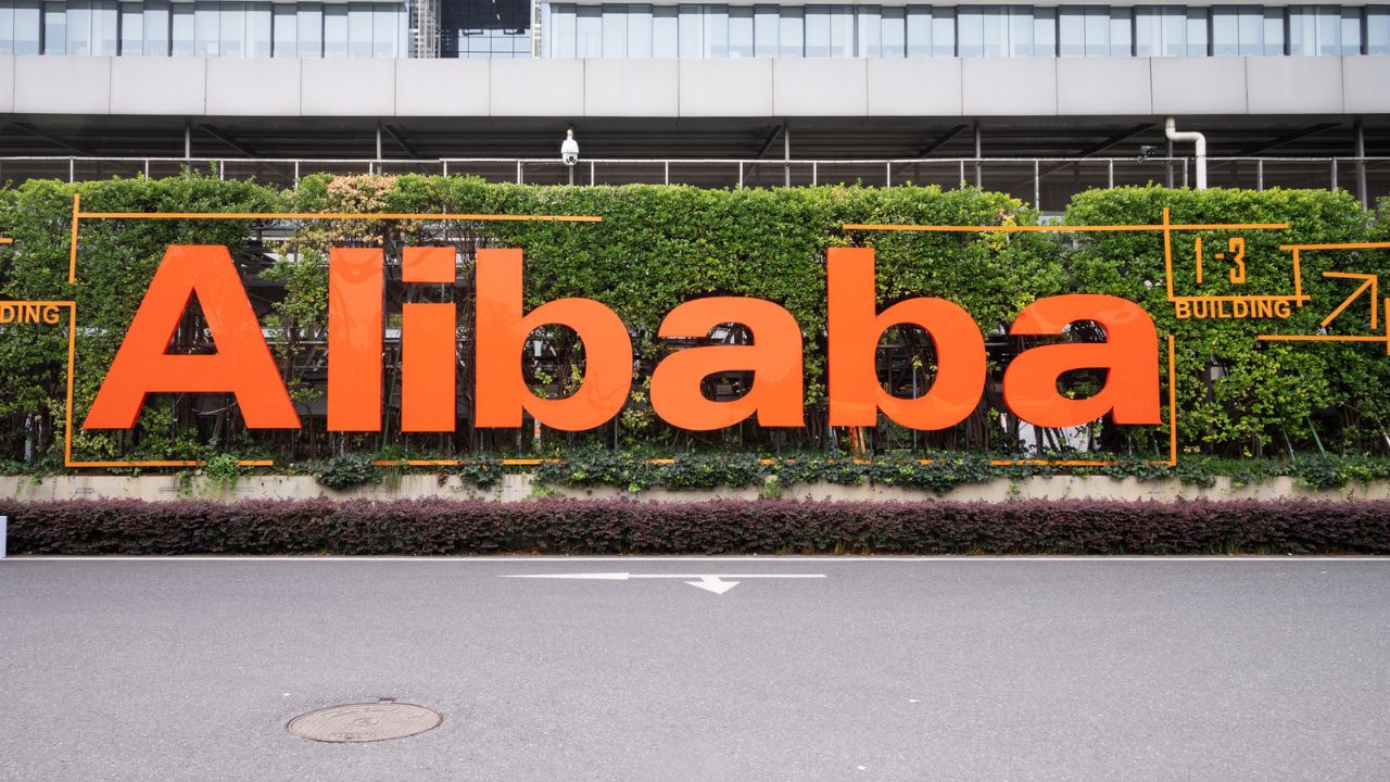 Cambio al vertice per Alibaba: Daniel Zhang si dimette da CEO, al suo posto Eddie Yongming Wu thumbnail