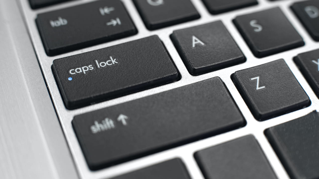 Caps Lock Day: oggi si celebra il tasto più odiato della tastiera thumbnail