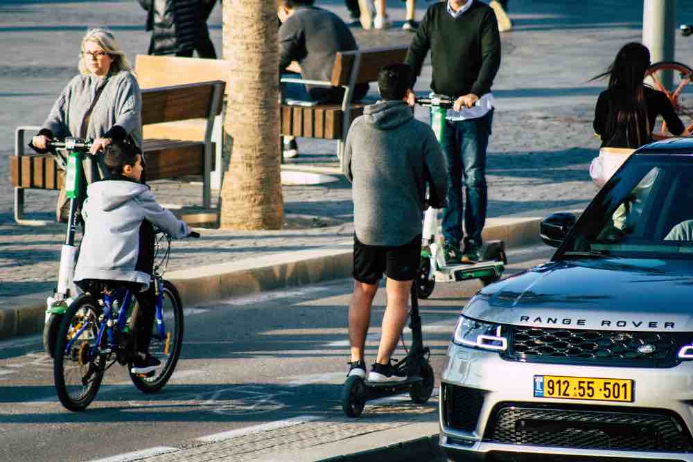 Nella mobilità del futuro c'è l'intermodalità: il rapporto tra le persone e i veicoli, fonte DepositPhotos