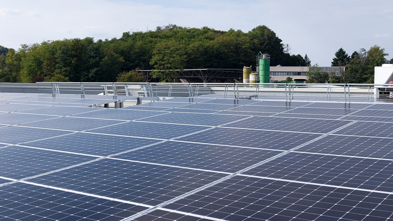 Boom del solare in Italia, oltre 100 mila nuovi impianti nei primi tre mesi del 2023 thumbnail