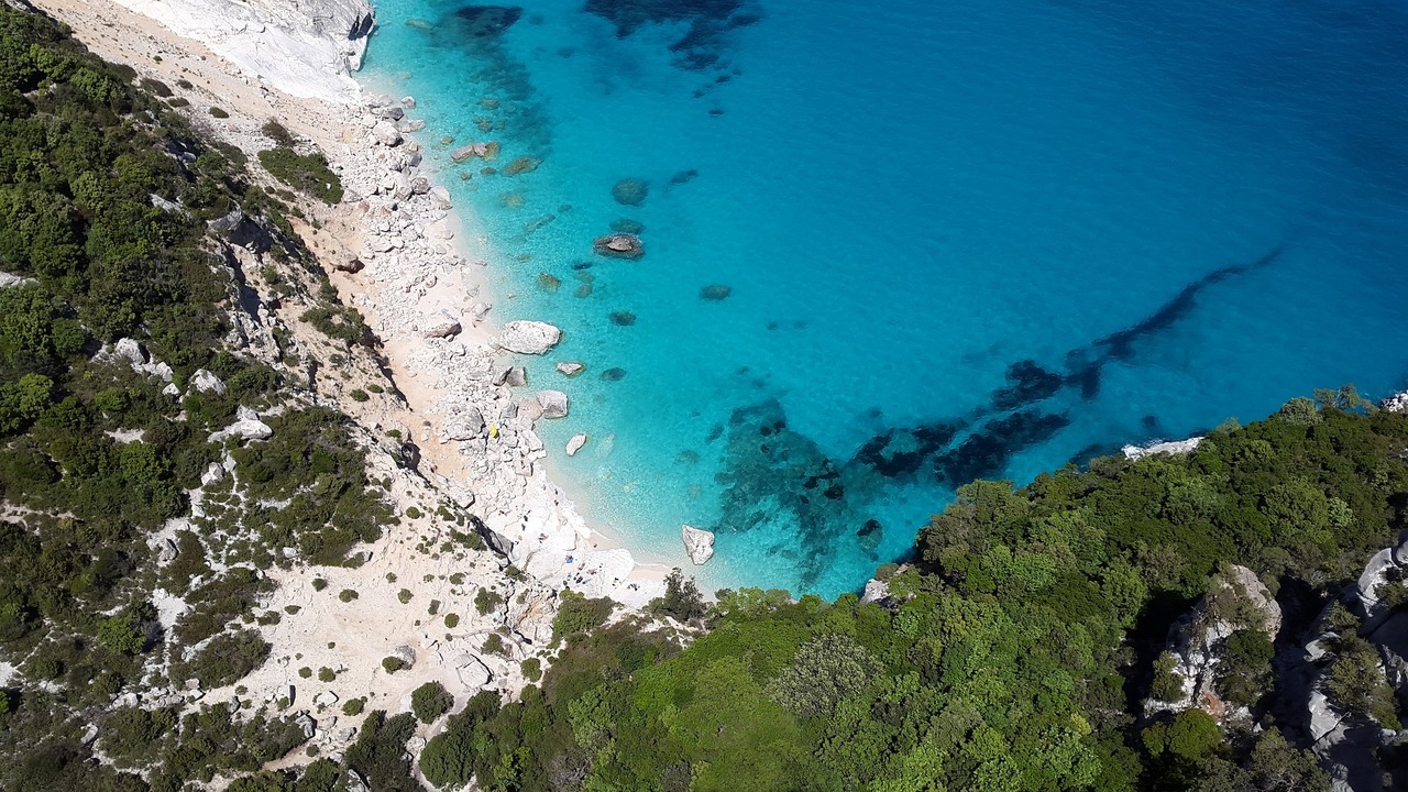 Alla scoperta delle spiagge più belle e colorate d'Italia thumbnail