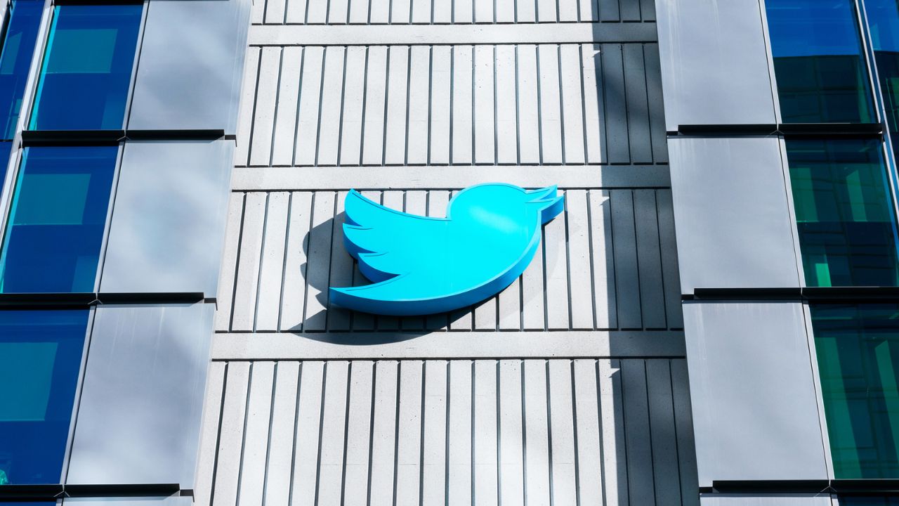 Twitter diventa X: rimossa l’insegna dell’uccellino dalla sede di San Francisco thumbnail