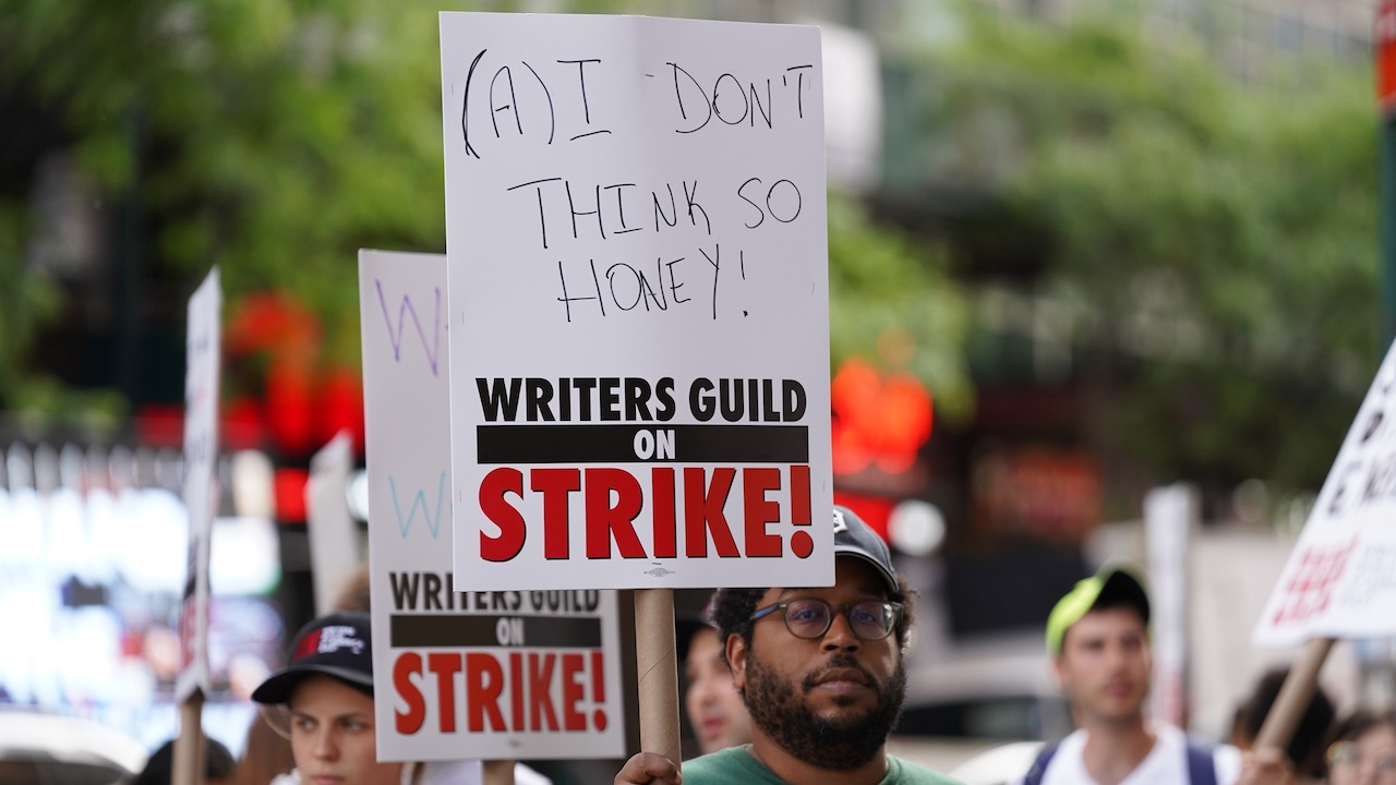 Hollywood sciopera: le proteste che stanno mettendo a rischio il mondo dell'intrattenimento thumbnail
