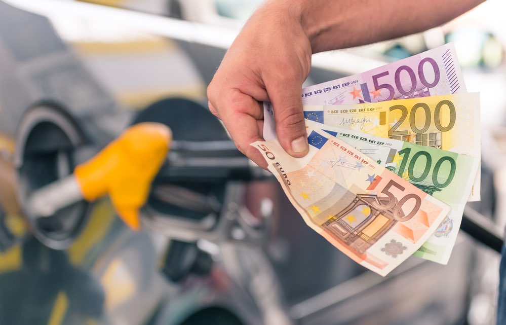 Bonus benzina: arriveranno 80 euro sulla social card "Dedicata a te" fonte DepositPhotos