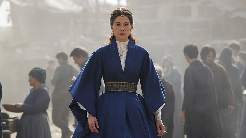 trending on streaming la ruota del tempo seconda stagione The Wheel of Time Season 2 First Look Moiraine Damodred played by Rosamund Pike