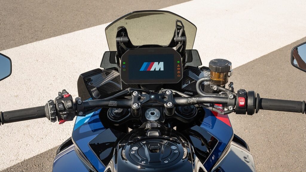 BMW M 1000 XR moto caratteristiche min