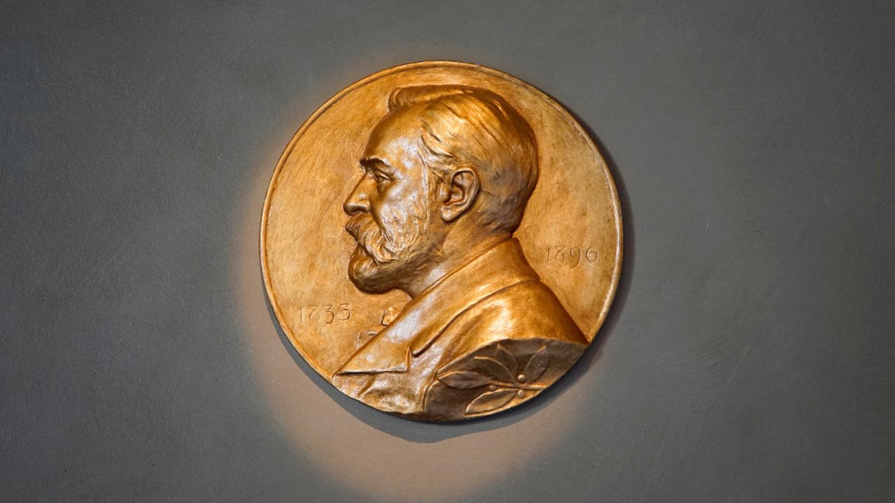 Nobel per la Fisica 2023: premiati Pierre Agostini, Ferenc Krausz e Anne L’Huillier thumbnail