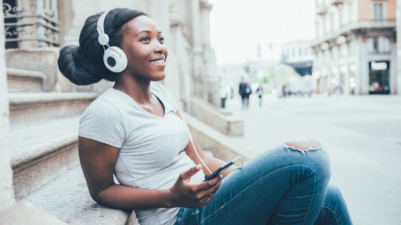 Spotify introduce gli audiolibri: 15 ore di ascolto gratis al mese thumbnail