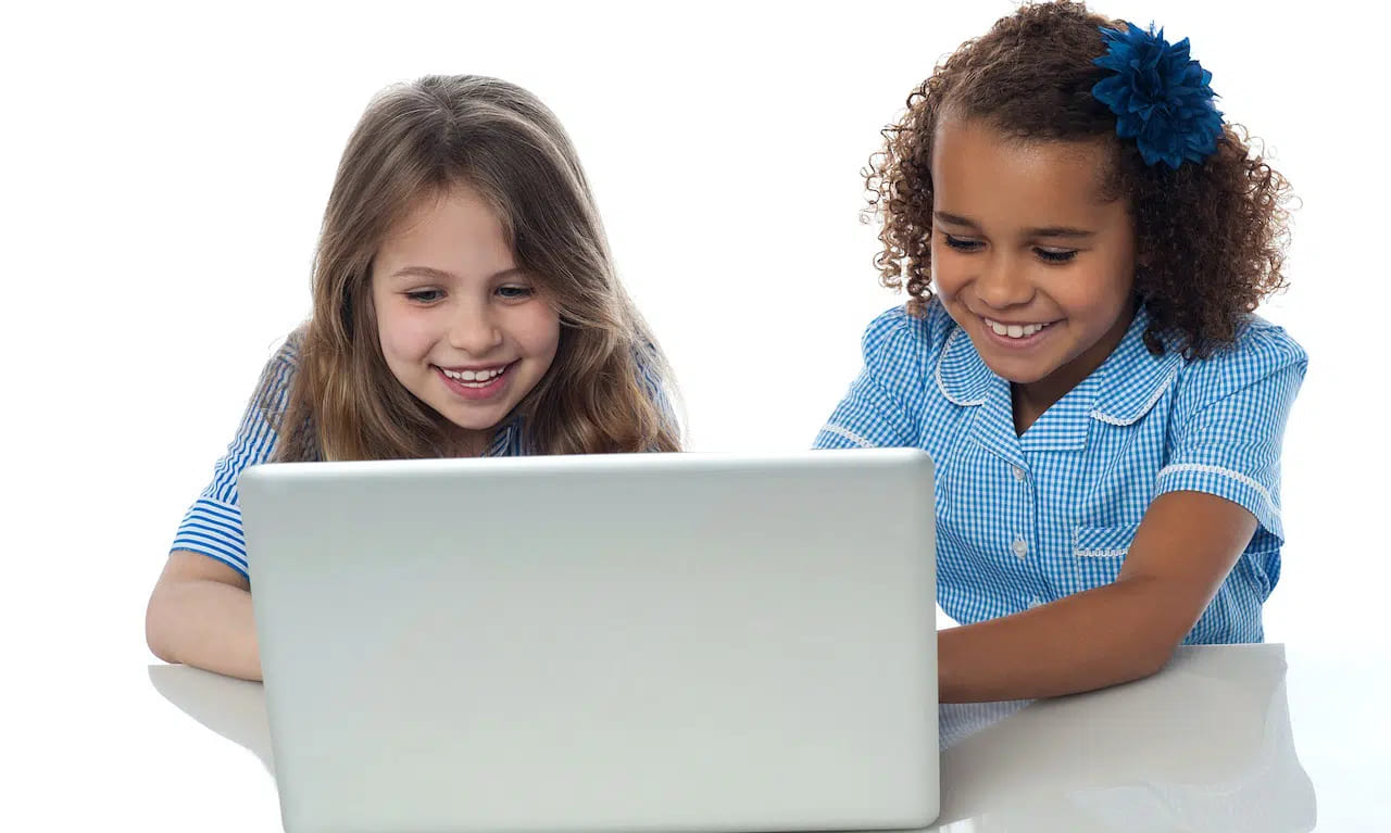 Teniamo i bambini lontano da Internet sino ai 9 anni. Parola dei pediatri italiani thumbnail