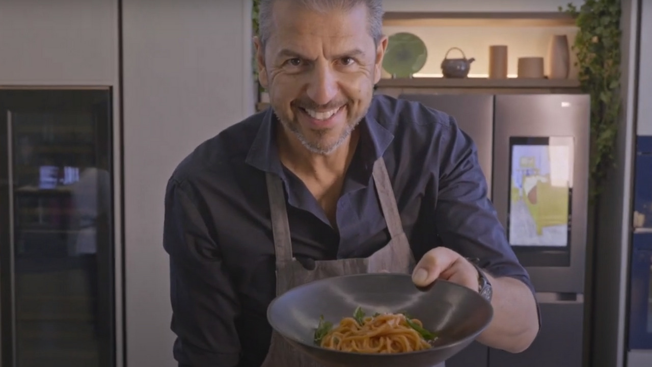 World Pasta Day: Chef Andrea Berton e Samsung celebrano la tradizione italiana con gli spaghetti alla chitarra thumbnail