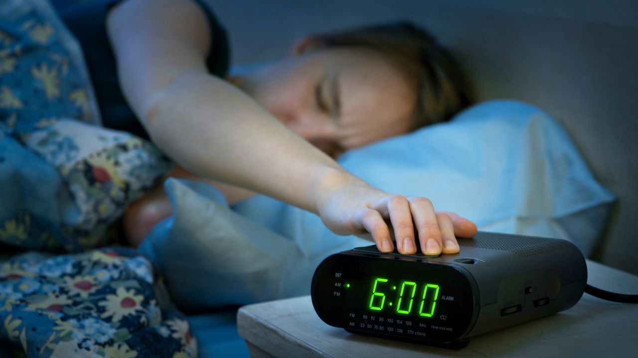 Rimandare la sveglia mattutina fa male? Una ricerca smentisce il falso mito thumbnail