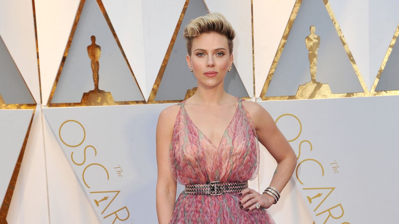 Scarlett Johansson fa causa a un’app di Intelligenza Artificiale che le ha clonato la voce thumbnail