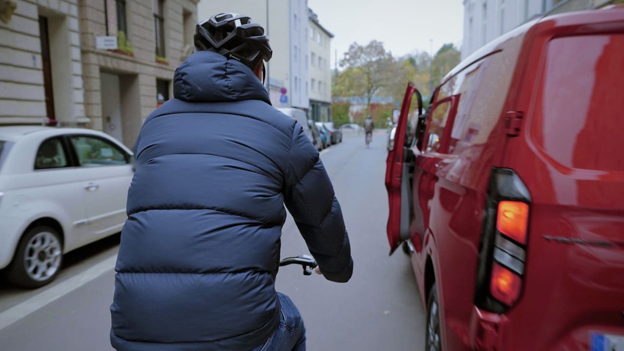 Ford introduce Exit Warning, una tecnologia per prevenire incidenti con ciclisti e motociclisti thumbnail