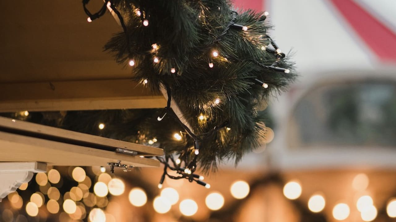 Glamping invernali: 5 luoghi per scoprire la magia dei mercatini di Natale thumbnail