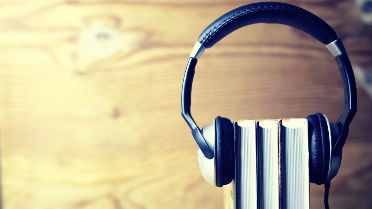 Gli audiolibri e i podcast? Favoriscono la lettura su carta thumbnail