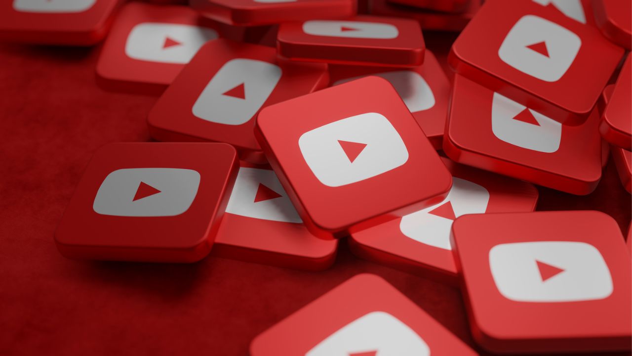I 10 video musicali più visti su YouTube nel 2023 thumbnail