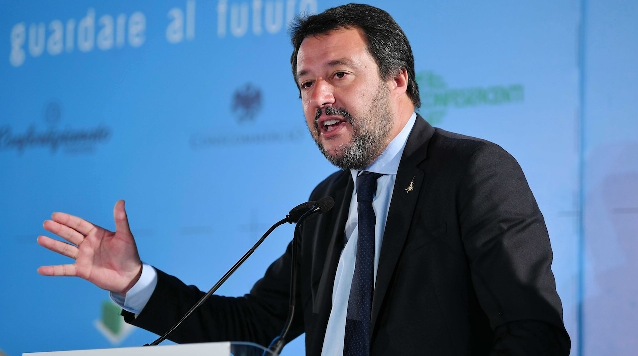 Il video fake di Salvini che mette le catene alle ruote sbagliate della Tesla. La bufala della settimana thumbnail