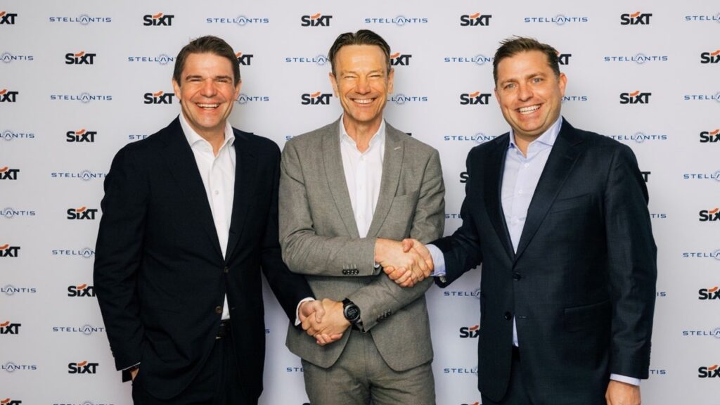 da sinistra Alexander Sixt,Co CEO of SIXT, Uwe Hochgeschurtz, Stellantis COO Enlarged Europe, Konstantin Sixt,Co CEO SIXT min