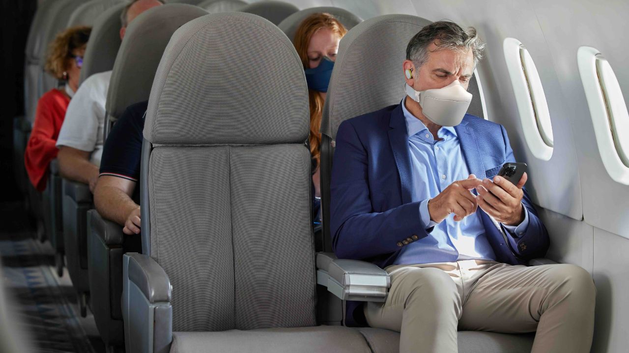 Skyted Mask: le maschere per parlare al telefono in pubblico senza essere sentiti thumbnail