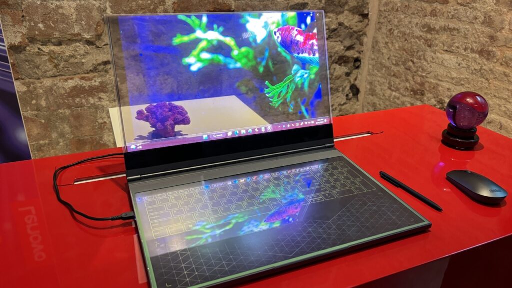 Notebook con display trasparente