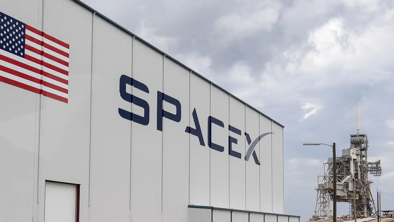 SpaceX di Elon Musk sta costruendo satelliti spia per gli Stati Uniti thumbnail