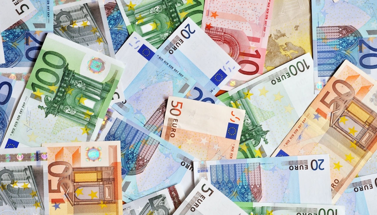 Trova 161 milioni di lire che non può più convertire in euro. La bufala della settimana thumbnail