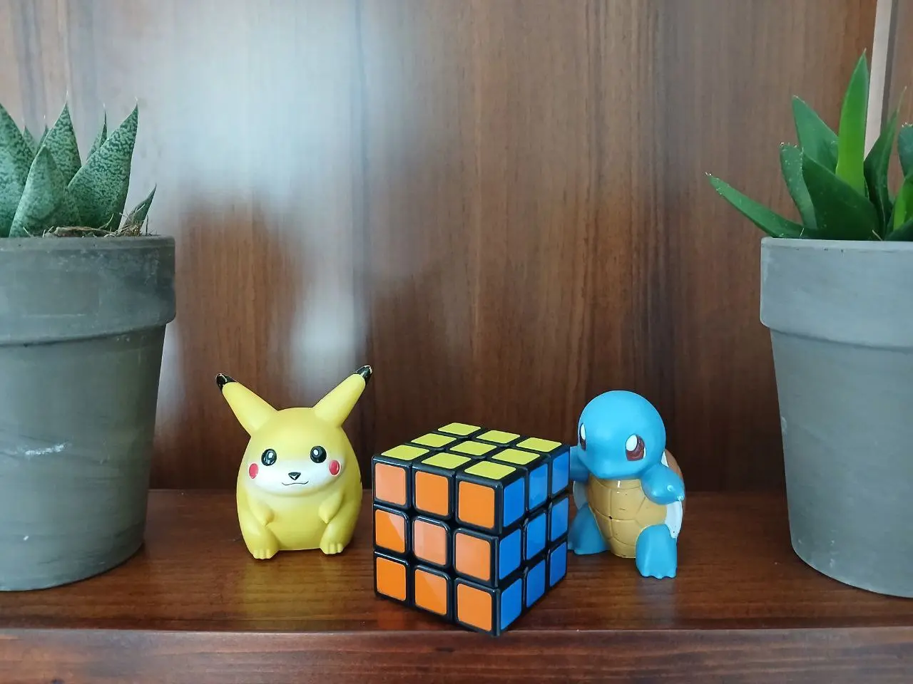 Due pokémon e un cubo di rubik