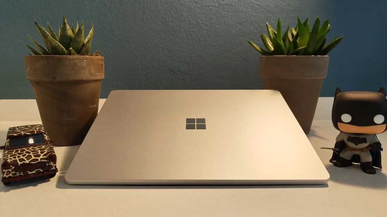 La recensione di Surface Laptop Go 3: amiamo la forma, non la sostanza thumbnail