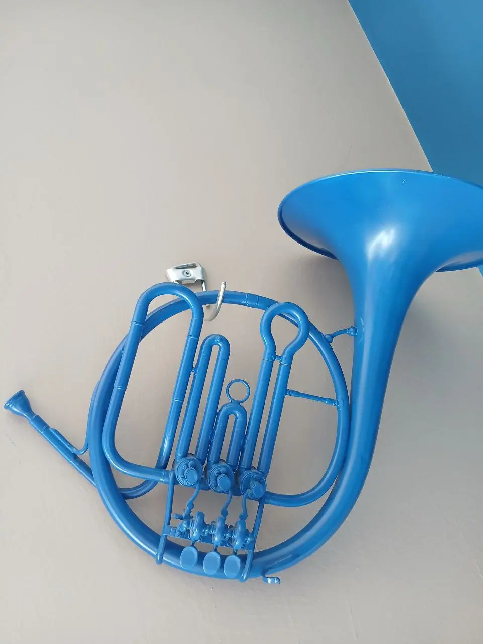 Un corno francese blu