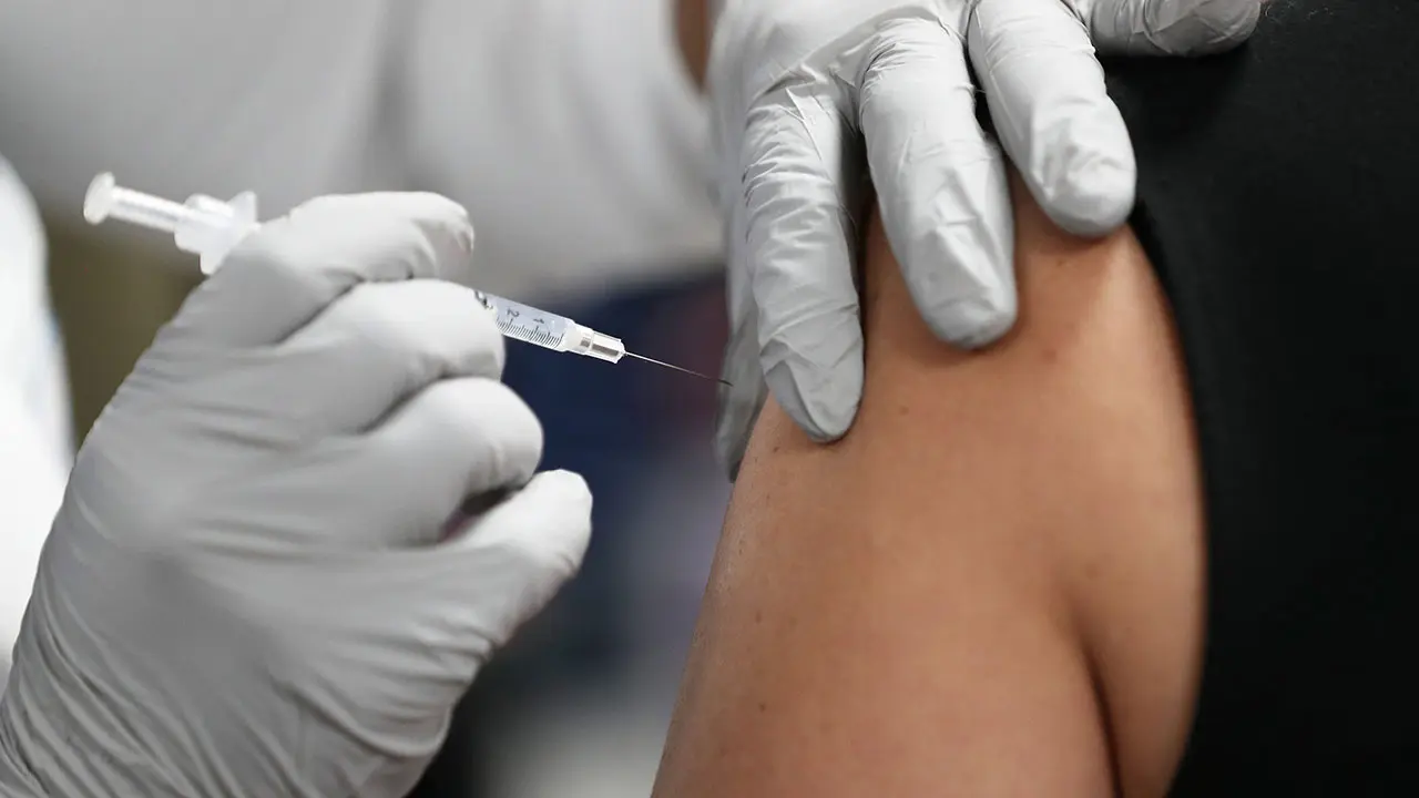 Torna la fake news sulla correlazione tra i vaccini anti Covid e l’aumento delle morti. La bufala della settimana thumbnail
