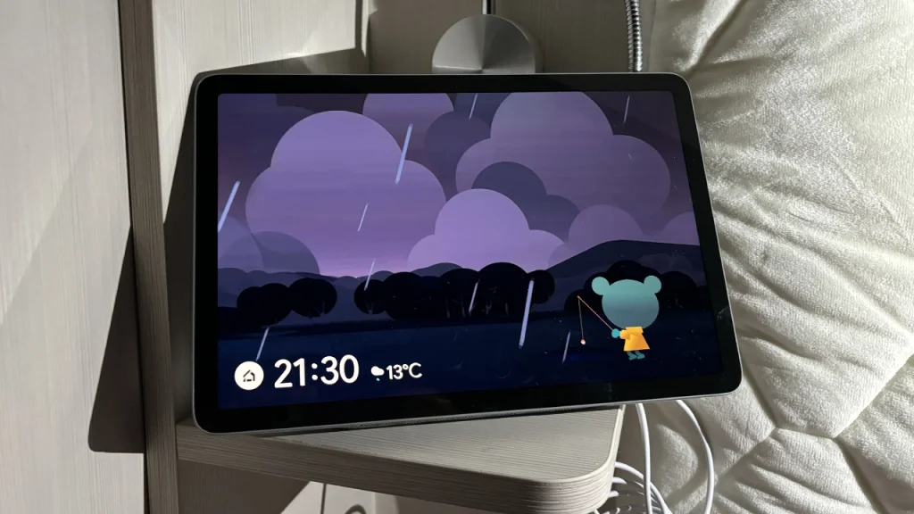 Google Pixel Tablet con base di ricarica e la simpatica rana che compare