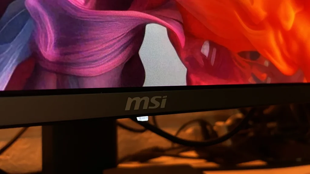 Il logo MSI sul monitor MPG 321URX QD OLED 
