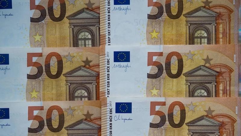 6 banconote da 50 euro in primo piano