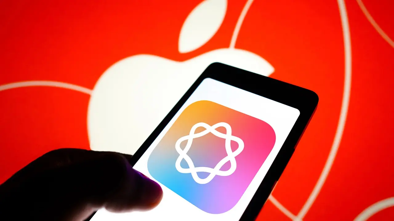 Apple Intelligence: l'AI arriva su iPhone, iPad e Mac — ma con calma thumbnail