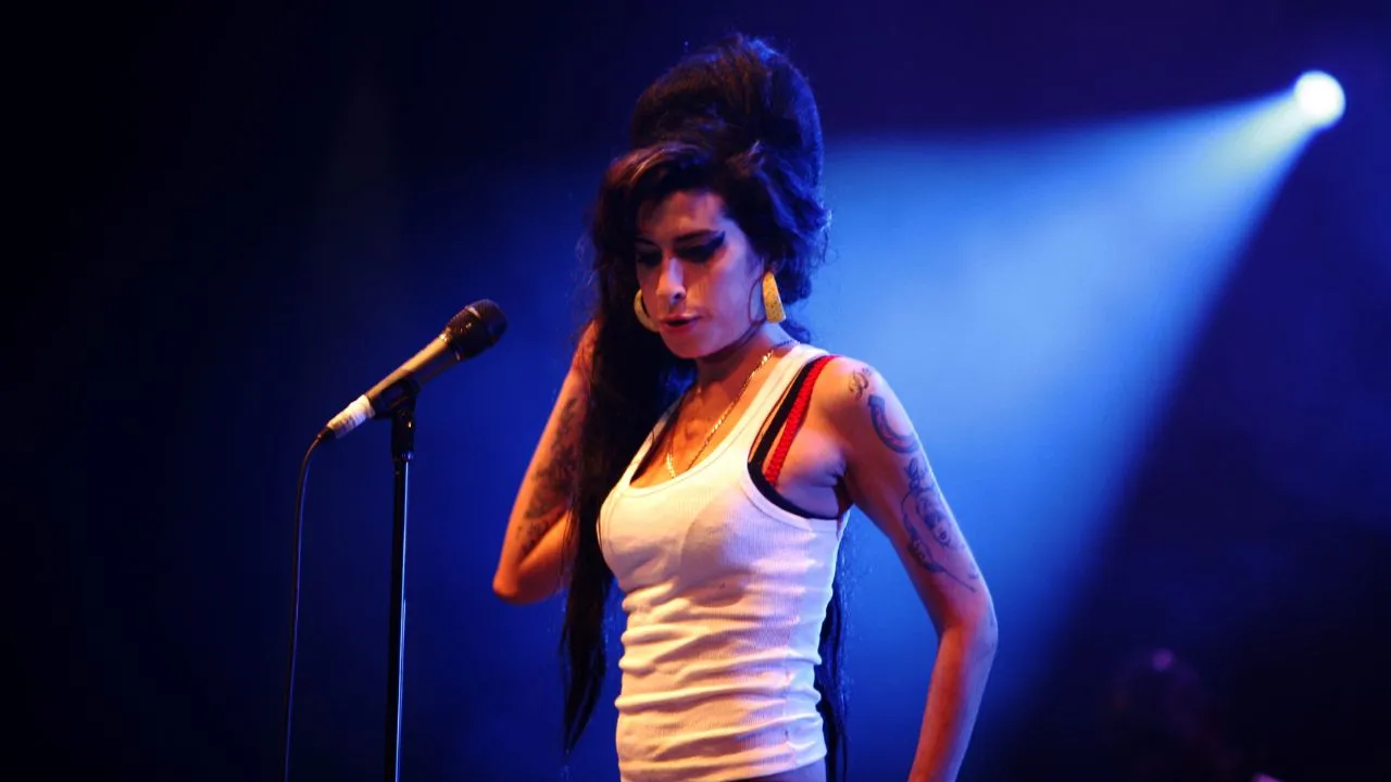 Dentro la Canzone - Back to Black di Amy Winehouse: la disperazione è una voce intrisa di whisky thumbnail