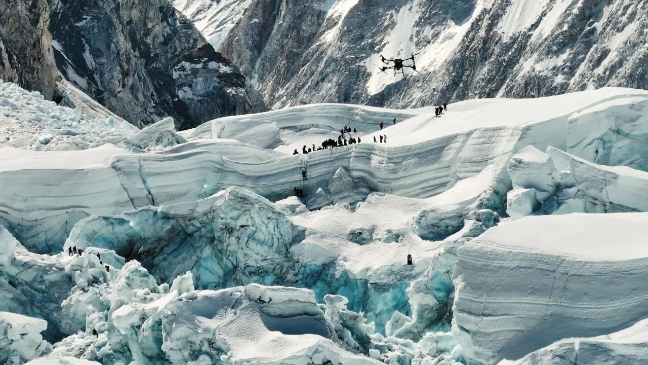 Drone DJI effettua la prima consegna sul Monte Everest thumbnail