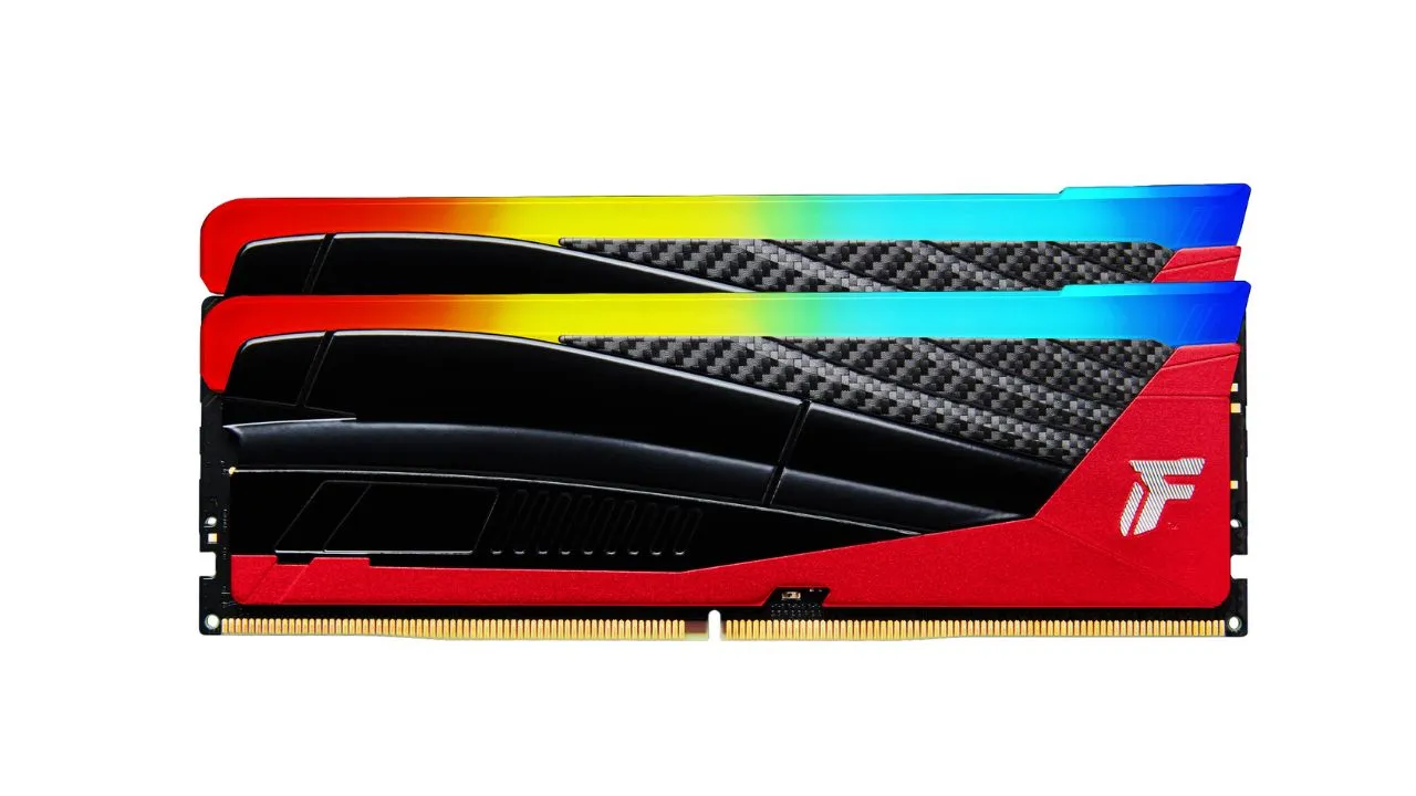 La nuova memoria Kingston FURY Renegade DDR5 si ispira alle auto da corsa thumbnail