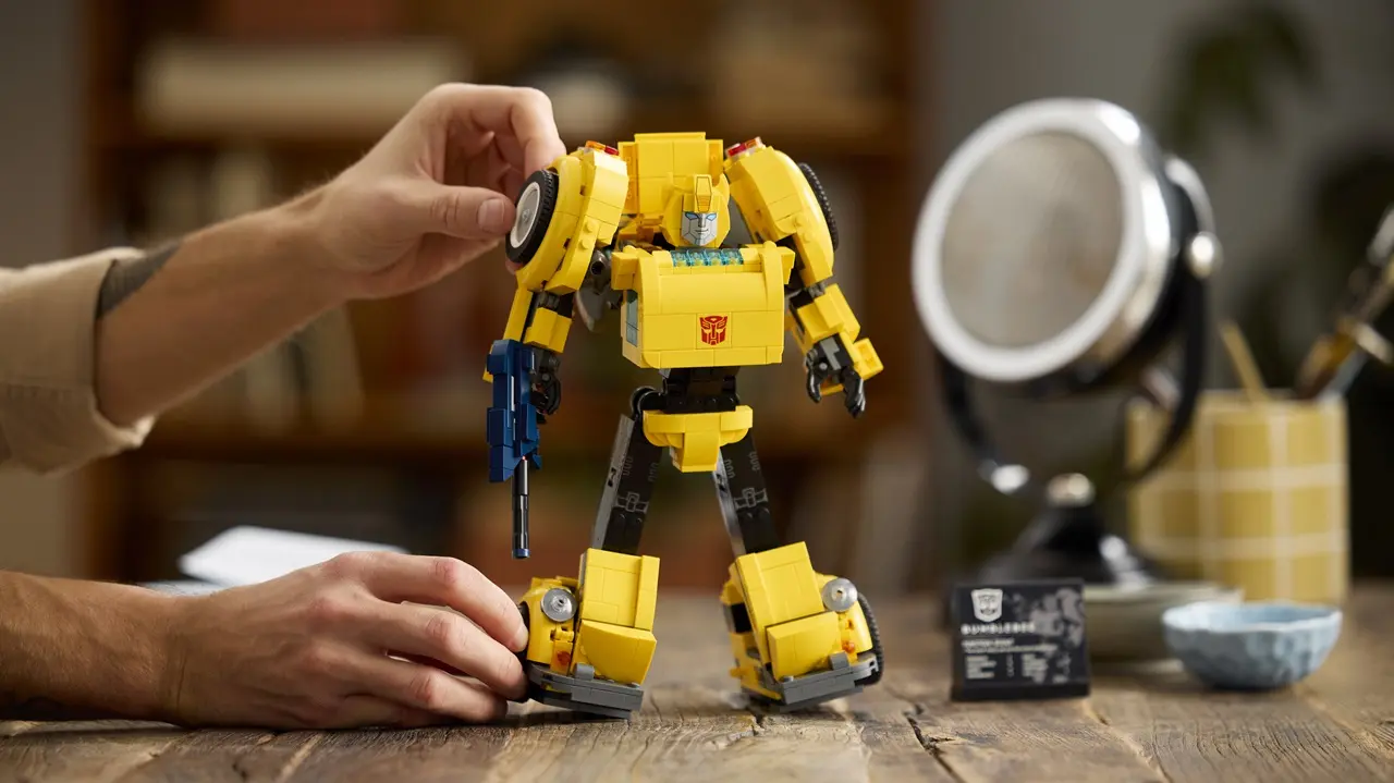 LEGO svela il nuovo set Icons Transformers Bumblebee per il 40° anniversario thumbnail