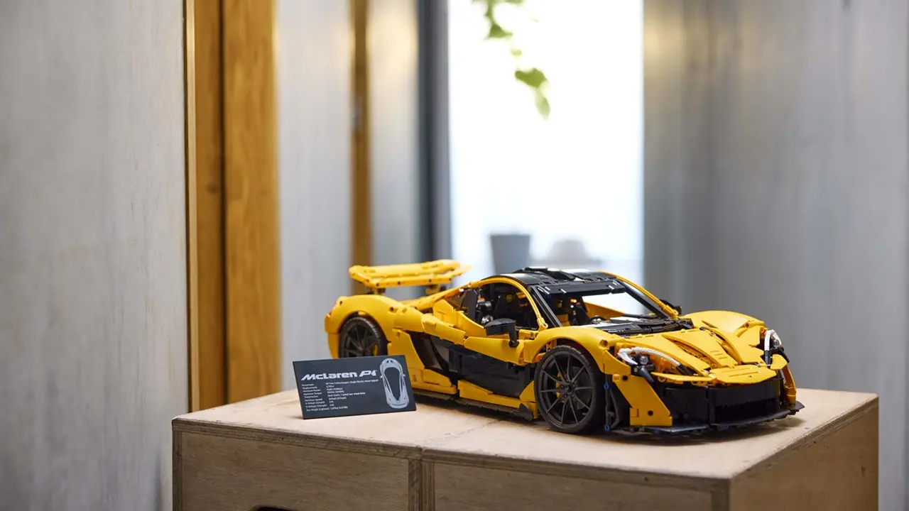 LEGO Technic McLaren P1: l'ipercar ibrida diventa un set da 3.893 pezzi thumbnail